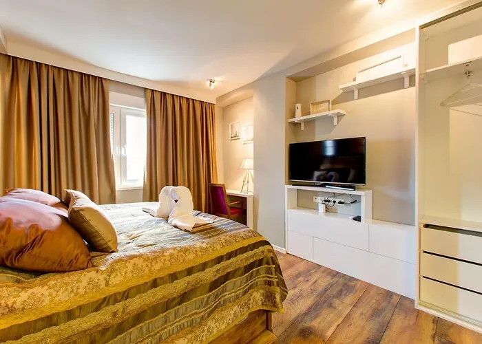 Luxury Yasmine מוסטר