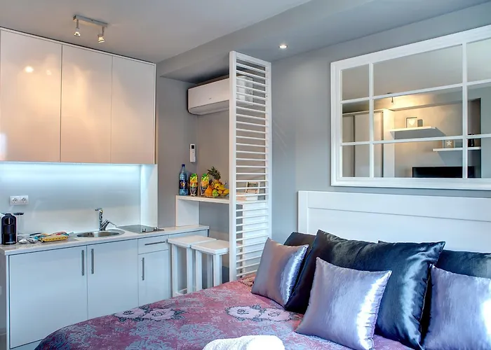 Luxury Yasmine Μόσταρ